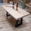 Table basse en bois de hêtre massif avec pieds métal noir industriels