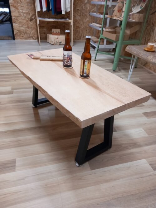 Table basse en bois de hêtre massif avec pieds métal noir industriels