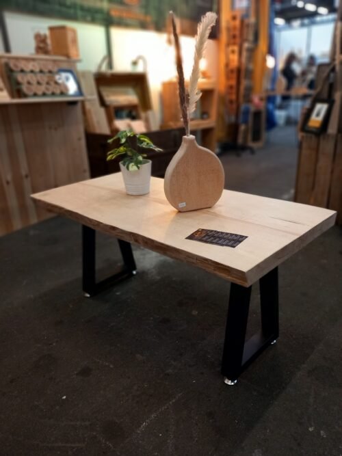 Table basse en bois de hêtre massif avec pieds métal noir industriels